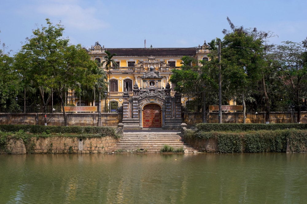 Just a few steps from An Dinh Palace is the peaceful space of An Cuu River